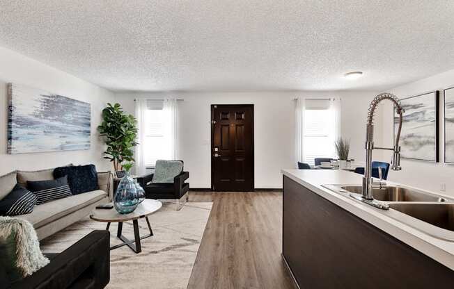 The Lorient, Apartments in Pensacola