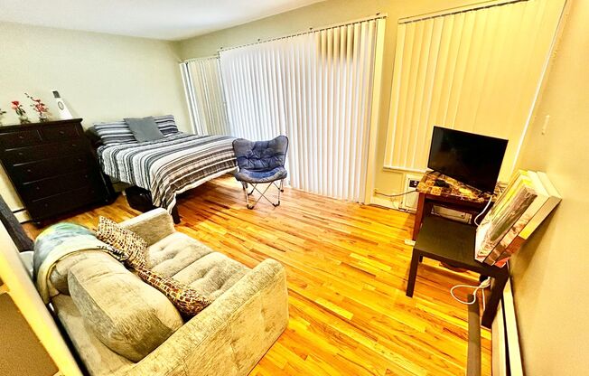 Studio, 1 bath, 450 sqft, $1,700, Unit 25