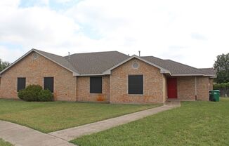 Great 3 Bdrm 2 Bath 1/2 Duplex in Denton Tx