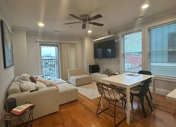 1 bed, 1 bath, 1,000 sqft, $2,200, Unit 303