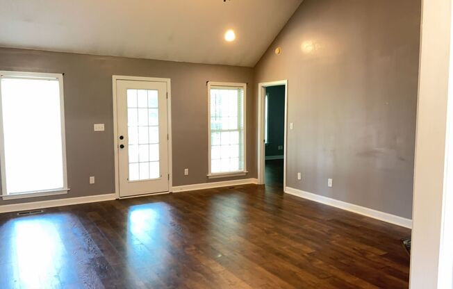 Beautiful 3 bedroom 2 bathroom house in great neighborhood available now!