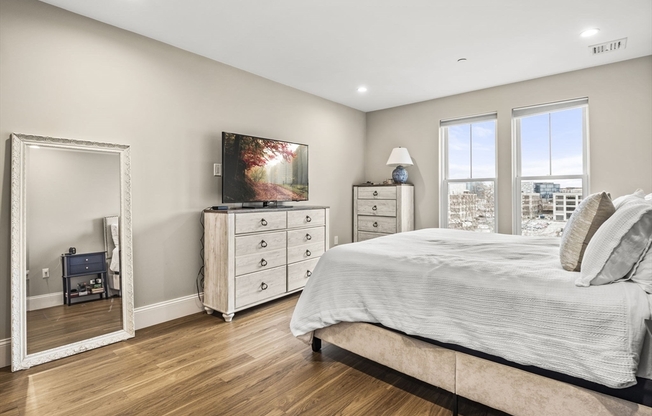 2 beds, 2 baths, 1,300 sqft, $4,650, Unit 14