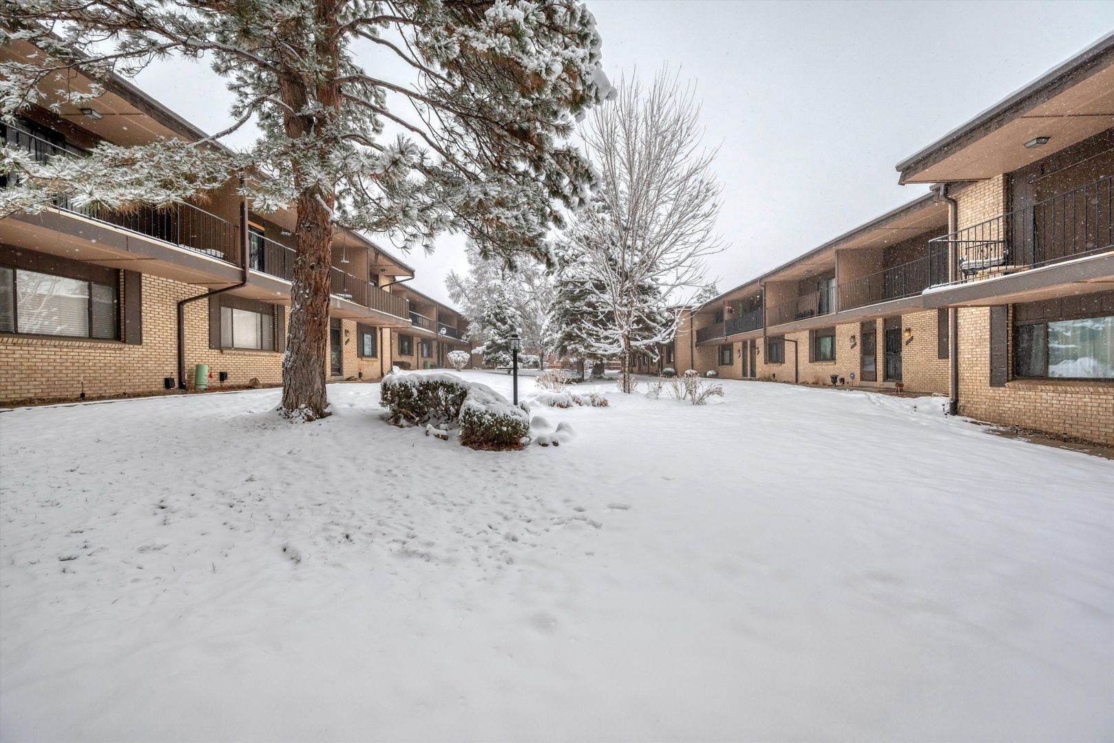 Bright & Spacious Townhome in Lakewood 2bd 2ba