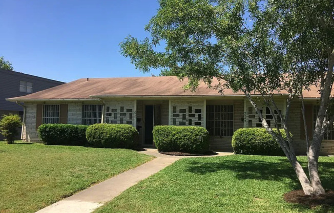 **MOVE-IN SPECIAL!** COMING SOON! 2 Bedroom / 1 Bath Home South Side Lions Park!
