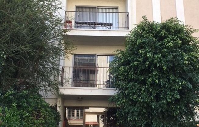 Classic West Hollywood area Apartment complex Walking Distance to Cedar Sinai
