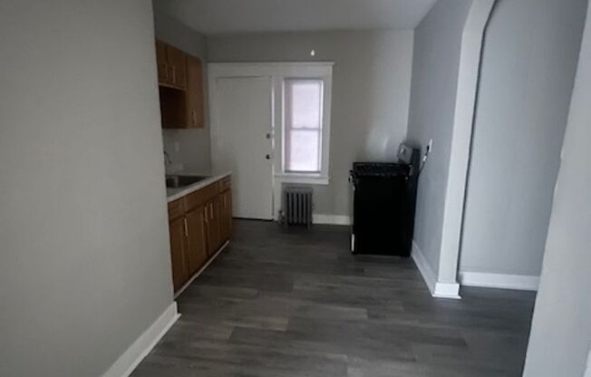 2 beds, 1 bath, $1,450, Unit 205 Belmont Unit #2L