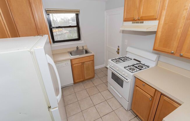 2 beds, 1 bath, $1,695, Unit SQC-227-4