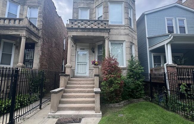 Beautiful 2-Bedroom 1-bath Graystone Apartment in Washington Park!