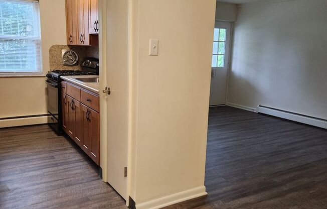 2 beds, 1 bath, 878 sqft, $1,305, Unit WY30002