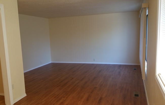 Beautiful 3 Bedroom, 2 bathroom House in Great Quiet Neighborhood.