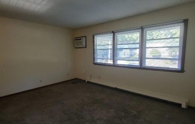 2 beds, 1 bath, 800 sqft, $750, Unit 1075 33rd St-Unit 03