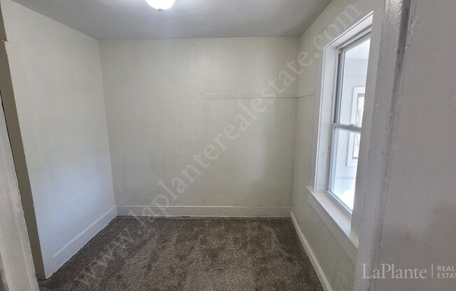 1 bed, 1 bath, 800 sqft, $600, Unit Upper