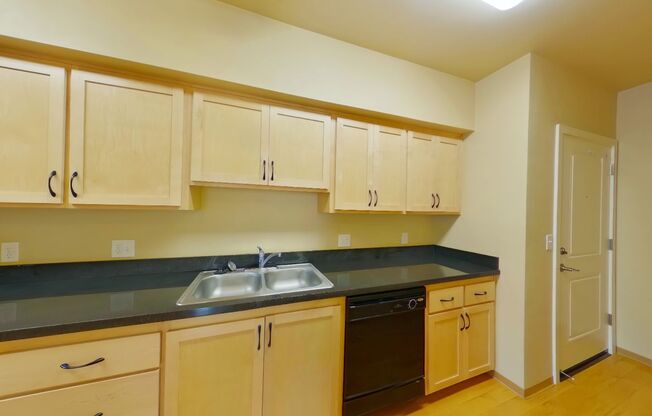 3 beds, 2 baths, 967 sqft, $2,400, Unit 303