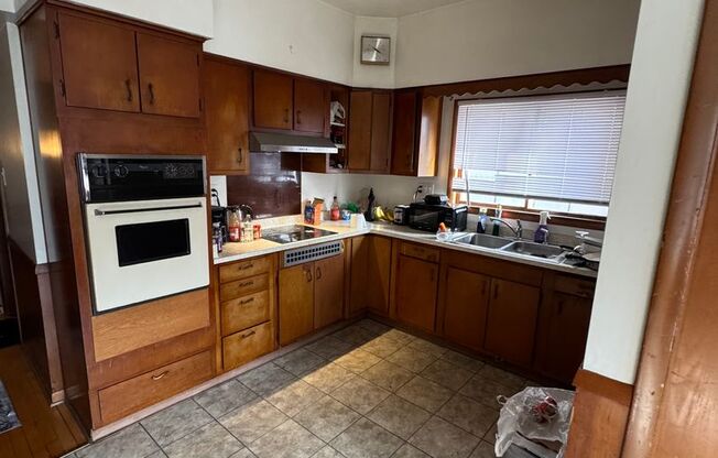2945 N Oakland