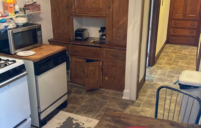 2 beds, 1 bath, 1,100 sqft, $1,295, Unit 18