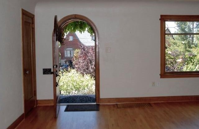 Vintage Union Hill Neighborhood Home walking distance to PSNS!