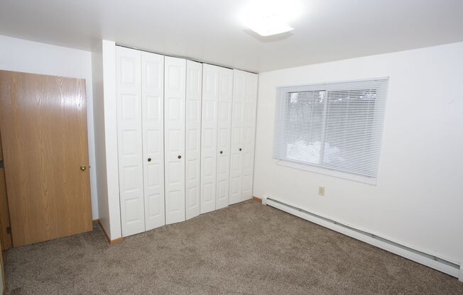 2 beds, 1 bath, $780, Unit 615-24