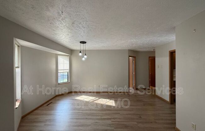 506 W WARREN AVE