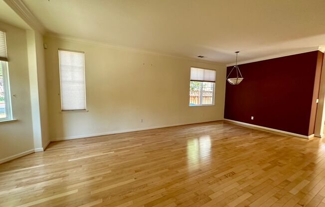 LUXURY HOME WITH BEAUTIFUL FINISHES CENTRAL LOCATION