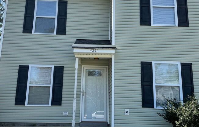 3-bedroom townhouse close to Chesapeake Square Mall  "ASK ABOUT OUR ZERO-DEPOSIT OPTION"