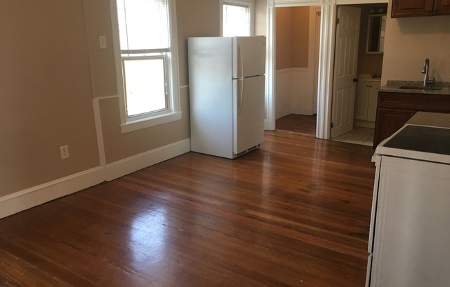 2 beds, 1 bath, $1,375, Unit 185 Harrison - Unit 3