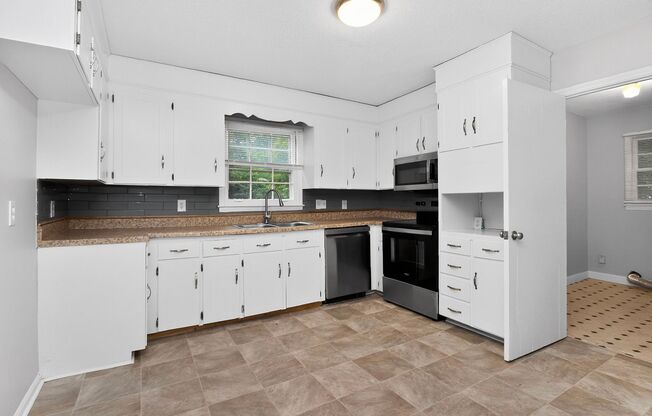 Charming 3 Bedroom Home in Matthews!