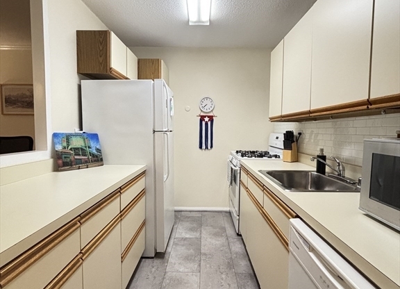 1 bed, 1 bath, 823 sqft, $3,600, Unit 7O