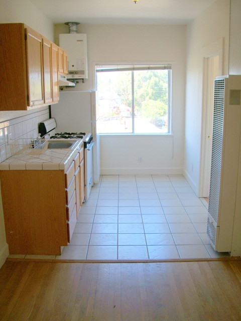 A Bright Sunny 1 bedroom, with Hardwood Floors