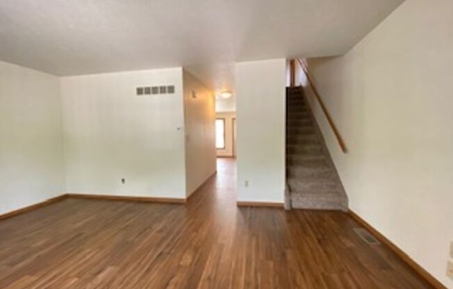 3 beds, 1.5 baths, 1,242 sqft, $995, Unit Unit A