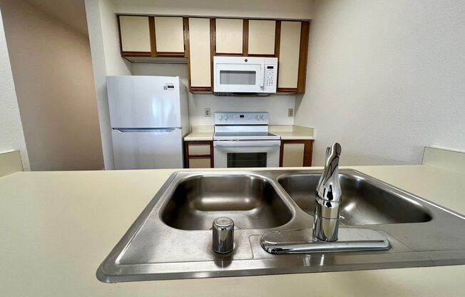 Annadette - 4113 Linden Ave N 98103