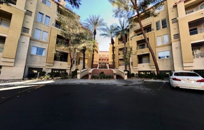 1 Bedroom Condo In A Luxurious Community!!