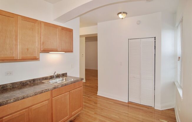 3501 W Adams