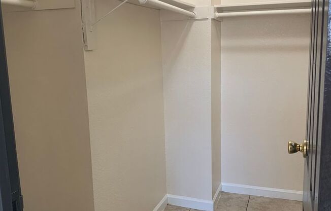 1 bed, 1 bath, 620 sqft, $1,300, Unit 3220 A