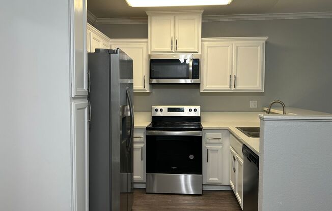 2 beds, 1 bath, 880 sqft, $2,975, Unit J-6