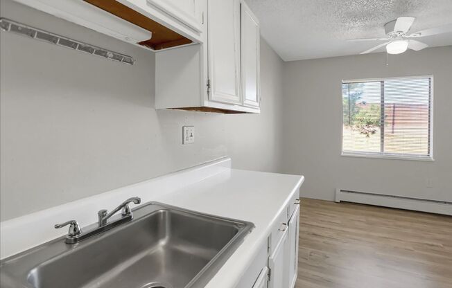 2 beds, 1 bath, 860 sqft, $1,199, Unit 10-06