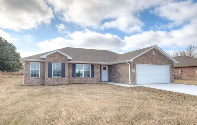 Spacious 3 Bedroom Home In Carl Junction!