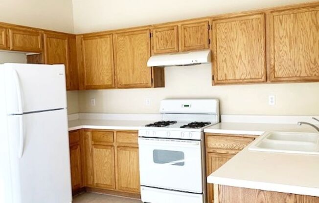 A SPACIOUS 2 STORY 3 BEDROOM 2.5 BATHROOM HOME LOCATED WITHIN THE GATED COMMUNITY OF CACTUS SPRINGS. FEATURING LAMINATE FLOORING ALL THROUGHOUT THE HOME, NEARBY MANY SHOPPING CENTERS AND NEAR THE 215. A MUST SEE!!