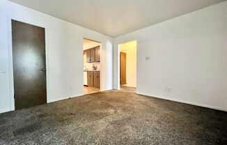 3 beds, 1 bath, $1,595, Unit 29th 2252 #4