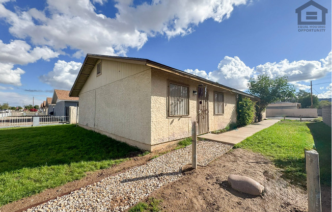 2Bed/1Bath Ground Floor Apt at Broadway Rd/32nd St! Ready for Immediate Move-In!