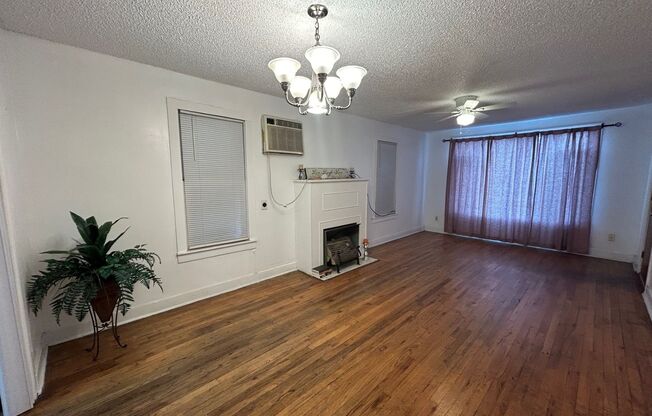 Newly renovated 3 bed/1 bath house for lease! Available Now!