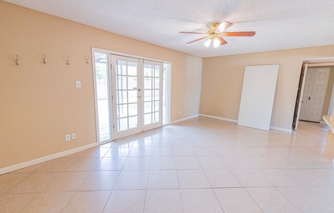 4 BEDROOM, 2 BATHROOM TEMPE HOME! SPLIT FLOORPLAN! 2 CAR GARAGE!