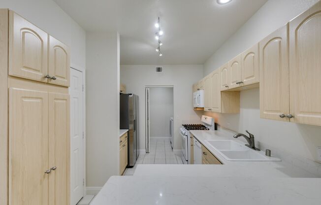 Charming 3-Bedroom Townhome in Stone Canyon, Henderson!