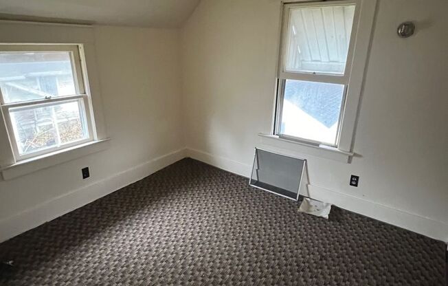 3 beds, 1 bath, $900