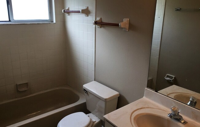 Available NOW! Adorable 2/2 located off of Curry Ford Rd @ Dockside at Ventura Condos w/ awesome pond view!