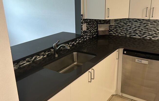 Beautiful 4 bedroom Condo For Rent!!!