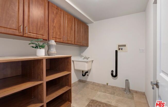 823 ENCHANTED WAY