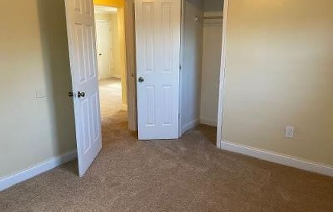 2 beds, 1 bath, $1,150, Unit 2569B