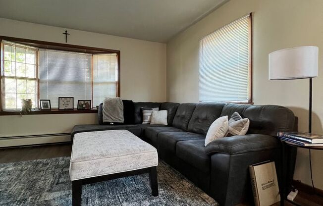 2 beds, 1 bath, $1,125, Unit A