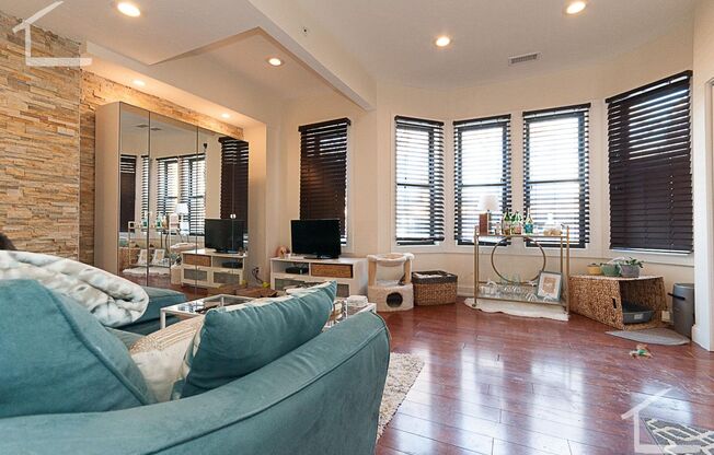 Beautiful & Renovated 2 bed in Brookline... Really Nice Listing!!