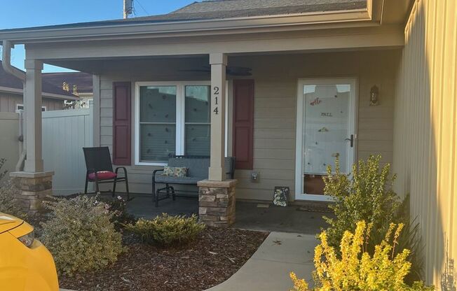 2 beds, 2 baths, $1,600